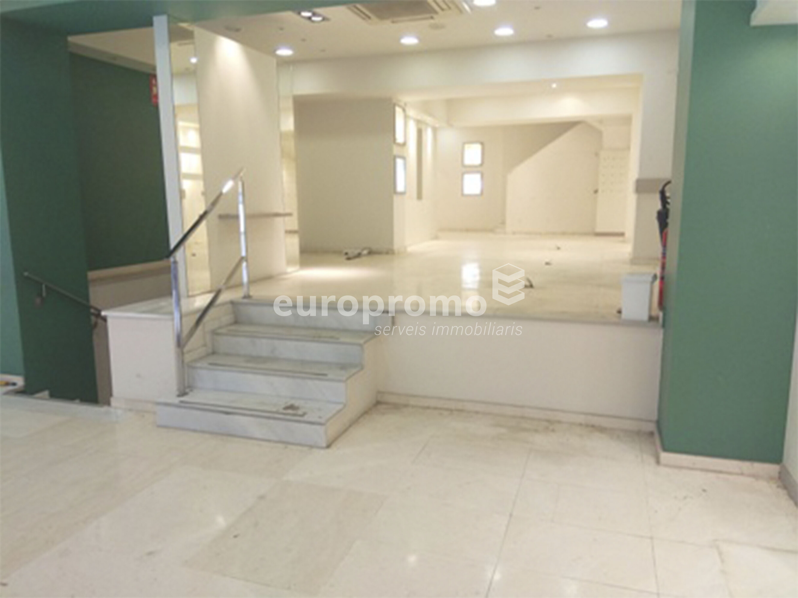 Local de 128m2 situado en primera linea y mejor zona comercial de la ciudad!